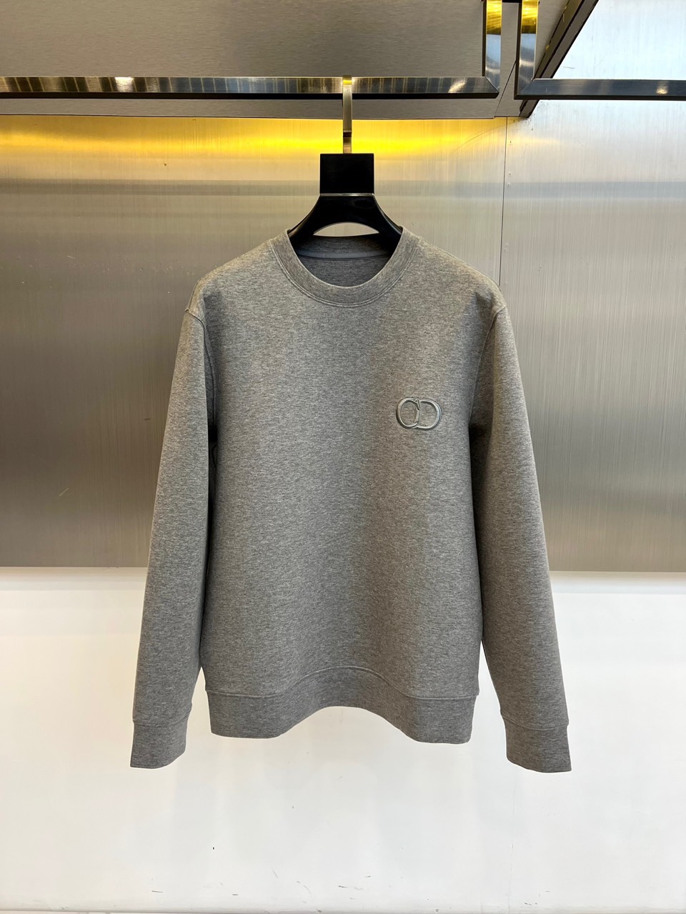Dio迪奥、2025秋冬新品空气层卫衣，以高级灰色调演绎现代休闲风尚。经典圆领设计搭配舒适宽松的版型，选