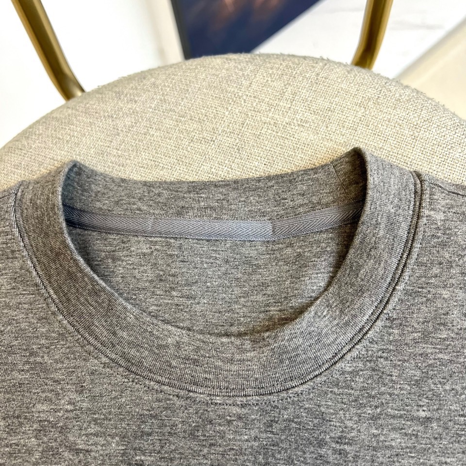 Dio迪奥、2025秋冬新品空气层卫衣，以高级灰色调演绎现代休闲风尚。经典圆领设计搭配舒适宽松的版型，选