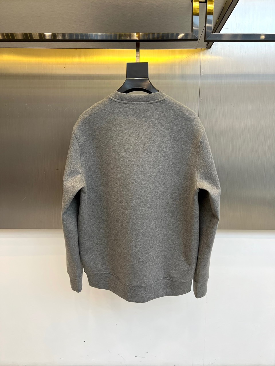 Dio迪奥、2025秋冬新品空气层卫衣，以高级灰色调演绎现代休闲风尚。经典圆领设计搭配舒适宽松的版型，选