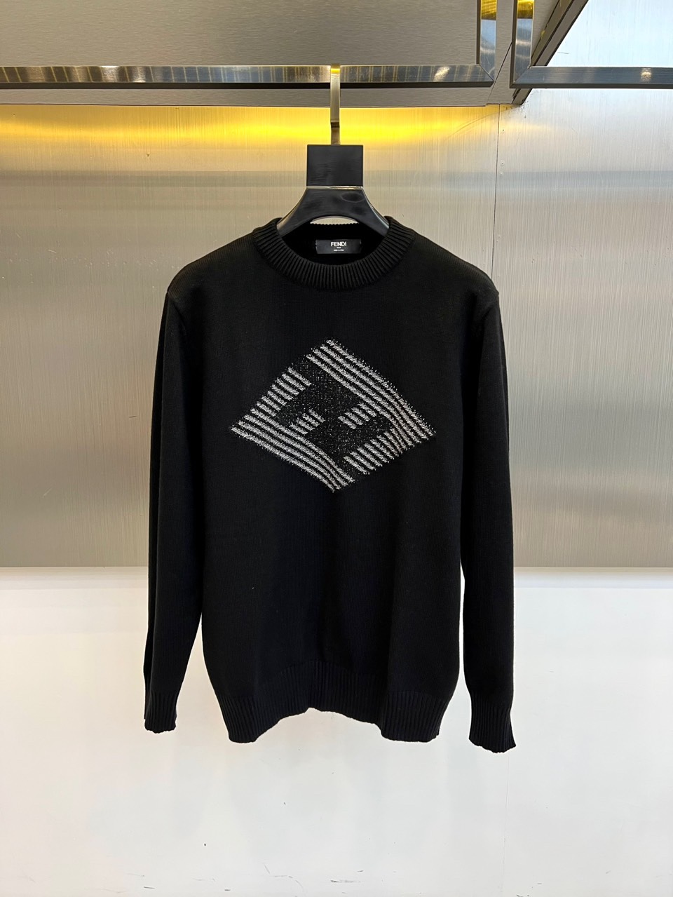 FENDI芬迪、 2025秋冬轻肤绒系列圆领毛衣 以现代手法演绎经典奢华。采用创新轻肤绒科技面料，棉绒混