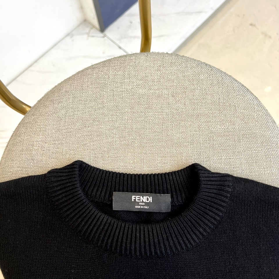 FENDI芬迪、 2025秋冬轻肤绒系列圆领毛衣 以现代手法演绎经典奢华。采用创新轻肤绒科技面料，棉绒混
