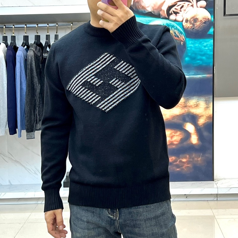 FENDI芬迪、 2025秋冬轻肤绒系列圆领毛衣 以现代手法演绎经典奢华。采用创新轻肤绒科技面料，棉绒混