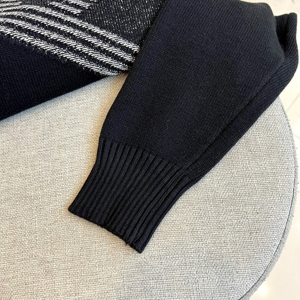 FENDI芬迪、 2025秋冬轻肤绒系列圆领毛衣 以现代手法演绎经典奢华。采用创新轻肤绒科技面料，棉绒混