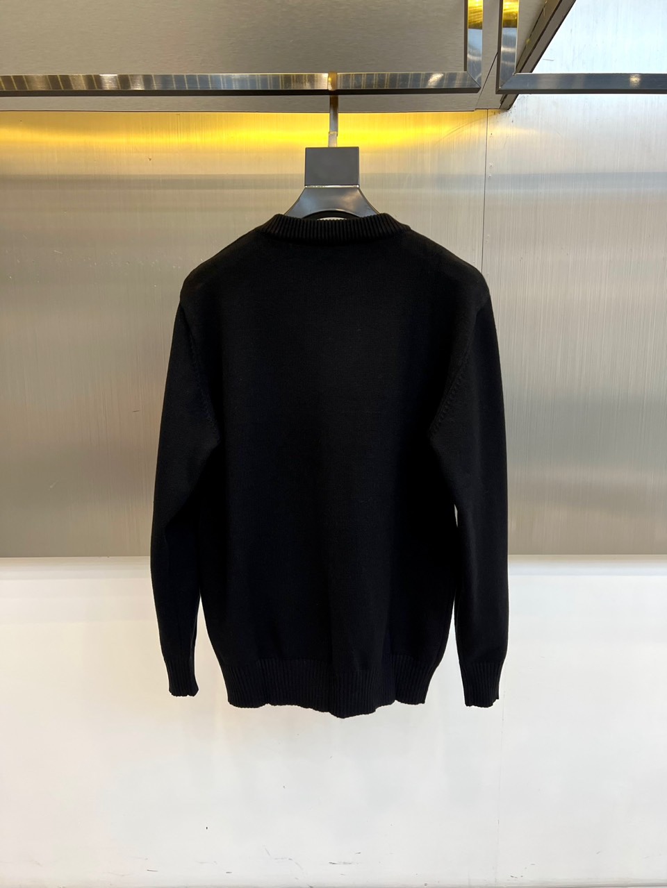 FENDI芬迪、 2025秋冬轻肤绒系列圆领毛衣 以现代手法演绎经典奢华。采用创新轻肤绒科技面料，棉绒混