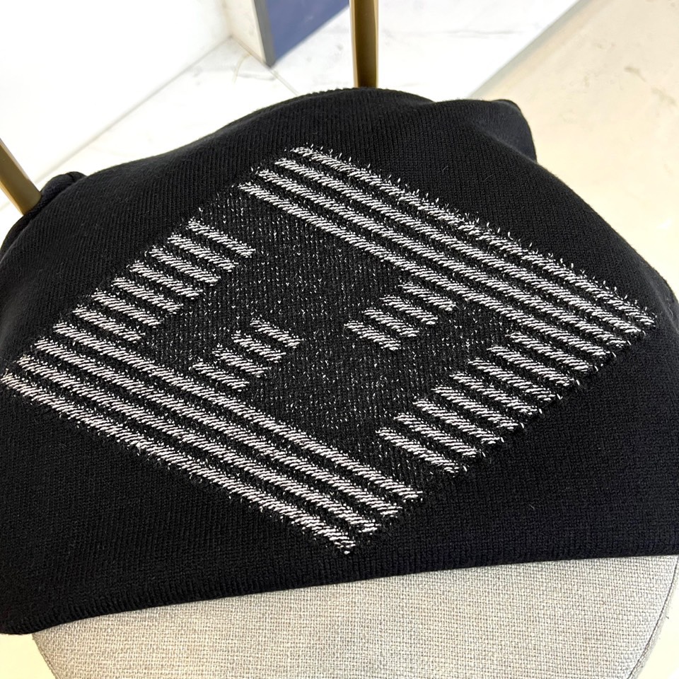 FENDI芬迪、 2025秋冬轻肤绒系列圆领毛衣 以现代手法演绎经典奢华。采用创新轻肤绒科技面料，棉绒混