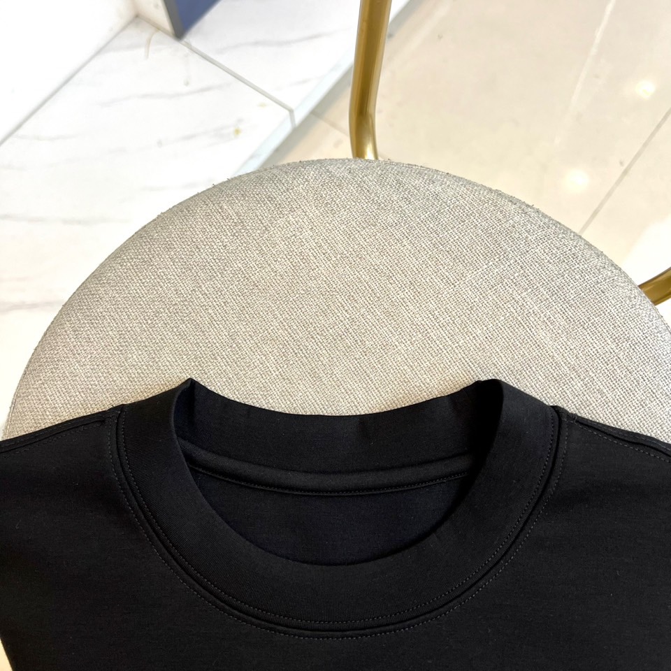 Prad普拉、普拉达2025秋冬新品莫代尔磨毛长袖上衣，以极简圆领设计诠释当代优雅风范。胸前点缀标志性倒