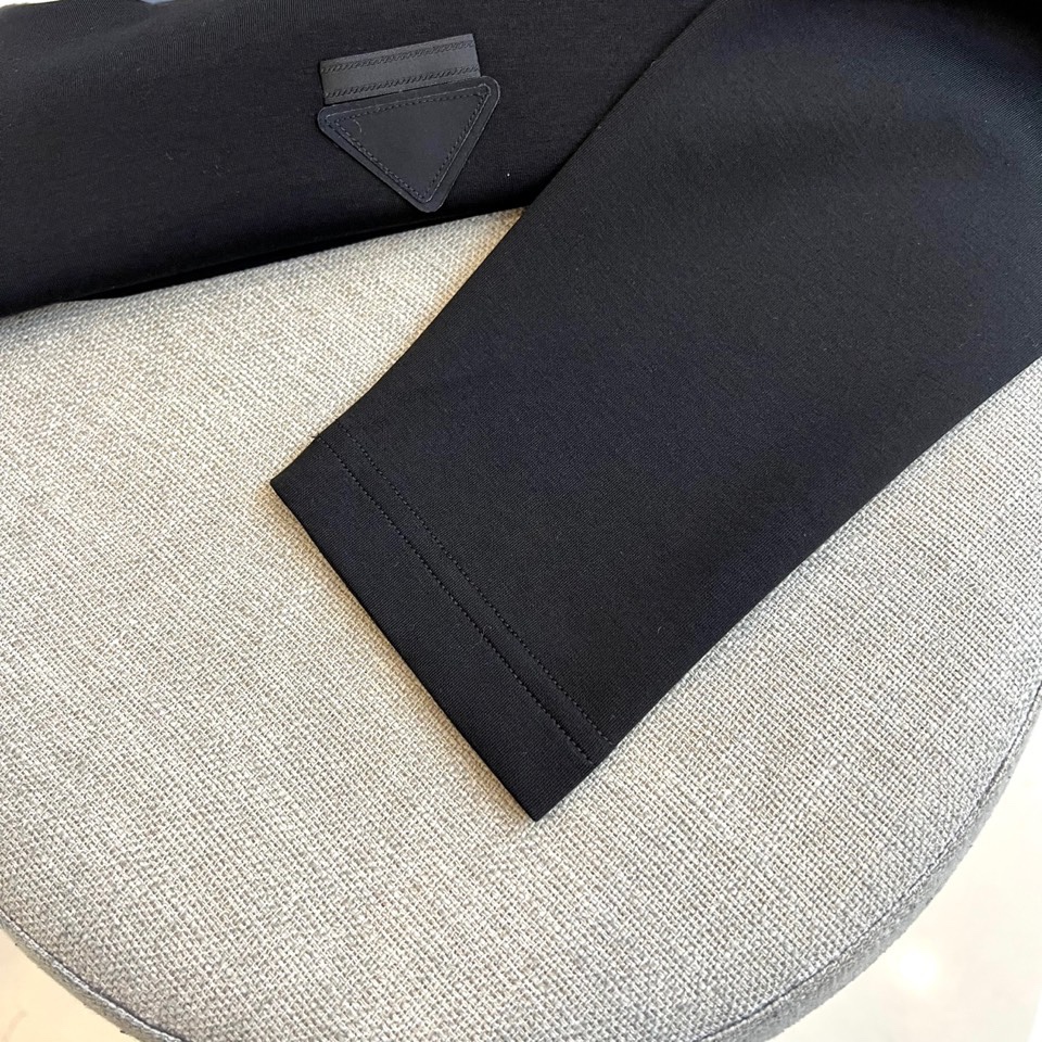 Prad普拉、普拉达2025秋冬新品莫代尔磨毛长袖上衣，以极简圆领设计诠释当代优雅风范。胸前点缀标志性倒