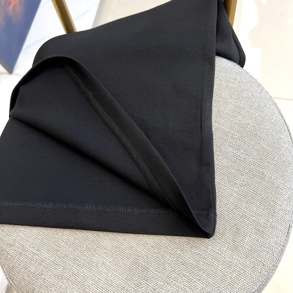 Prad普拉、普拉达2025秋冬新品莫代尔磨毛长袖上衣，以极简圆领设计诠释当代优雅风范。胸前点缀标志性倒