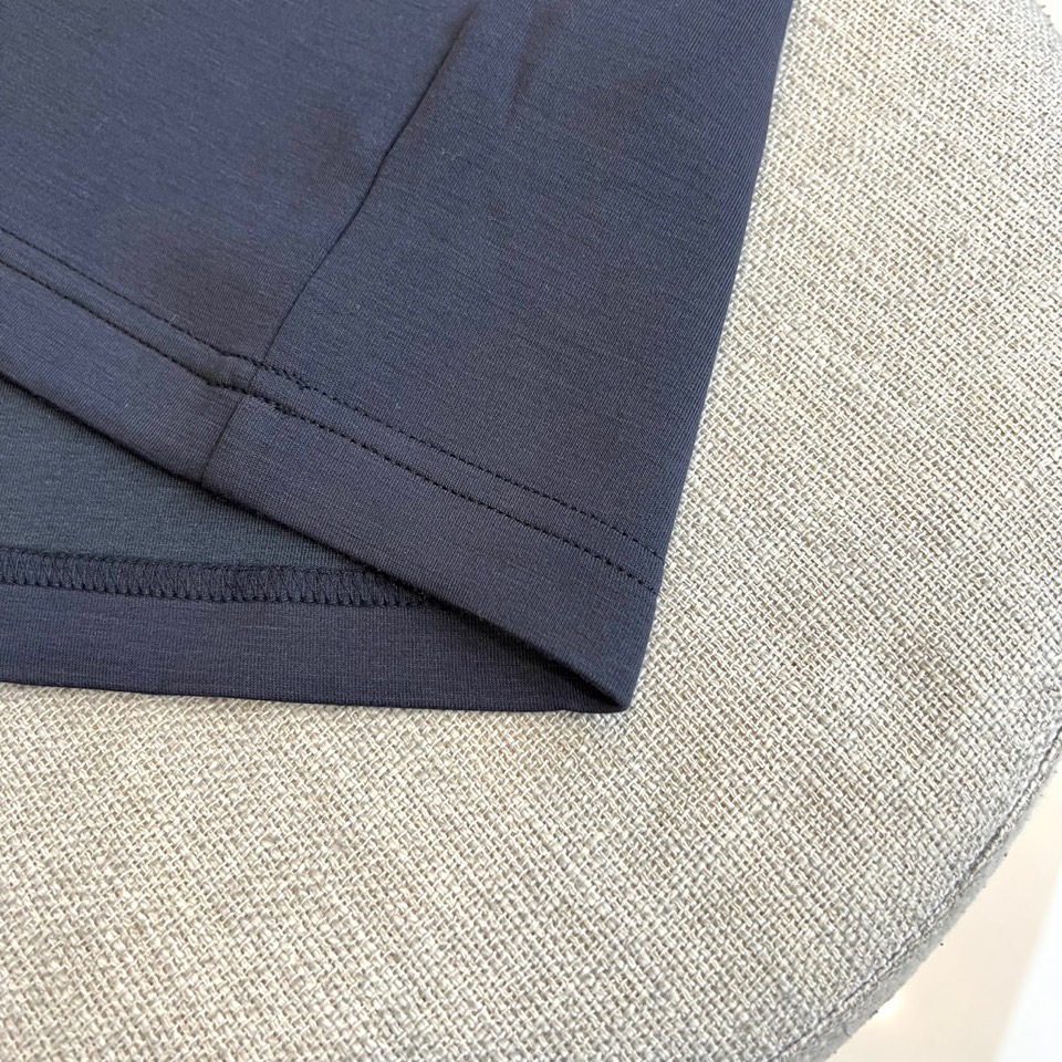 Prad普拉、普拉达2025秋冬新品莫代尔磨毛长袖上衣，以极简圆领设计诠释当代优雅风范。胸前点缀标志性倒