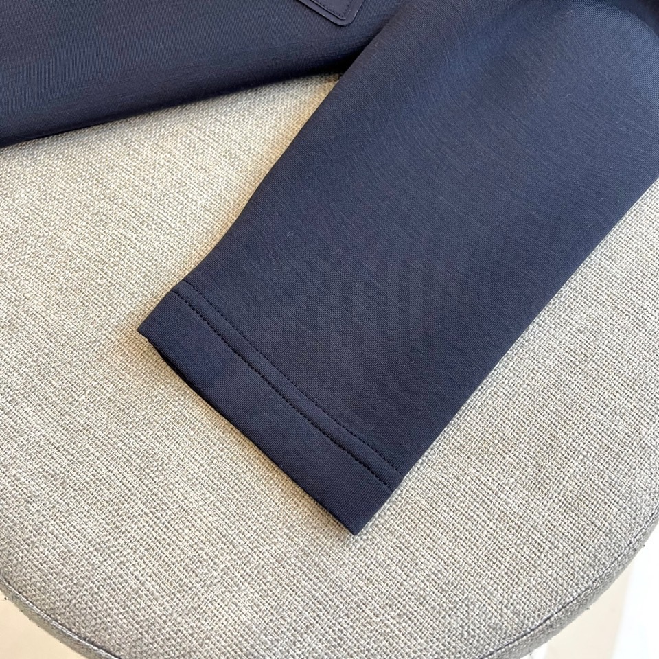 Prad普拉、普拉达2025秋冬新品莫代尔磨毛长袖上衣，以极简圆领设计诠释当代优雅风范。胸前点缀标志性倒