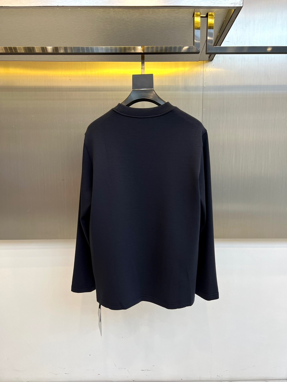 Prad普拉、普拉达2025秋冬新品莫代尔磨毛长袖上衣，以极简圆领设计诠释当代优雅风范。胸前点缀标志性倒