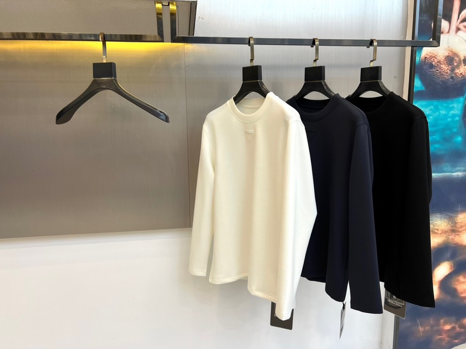 Prad普拉、普拉达2025秋冬新品莫代尔磨毛长袖上衣，以极简圆领设计诠释当代优雅风范。胸前点缀标志性倒