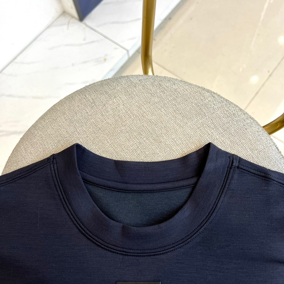 Prad普拉、普拉达2025秋冬新品莫代尔磨毛长袖上衣，以极简圆领设计诠释当代优雅风范。胸前点缀标志性倒