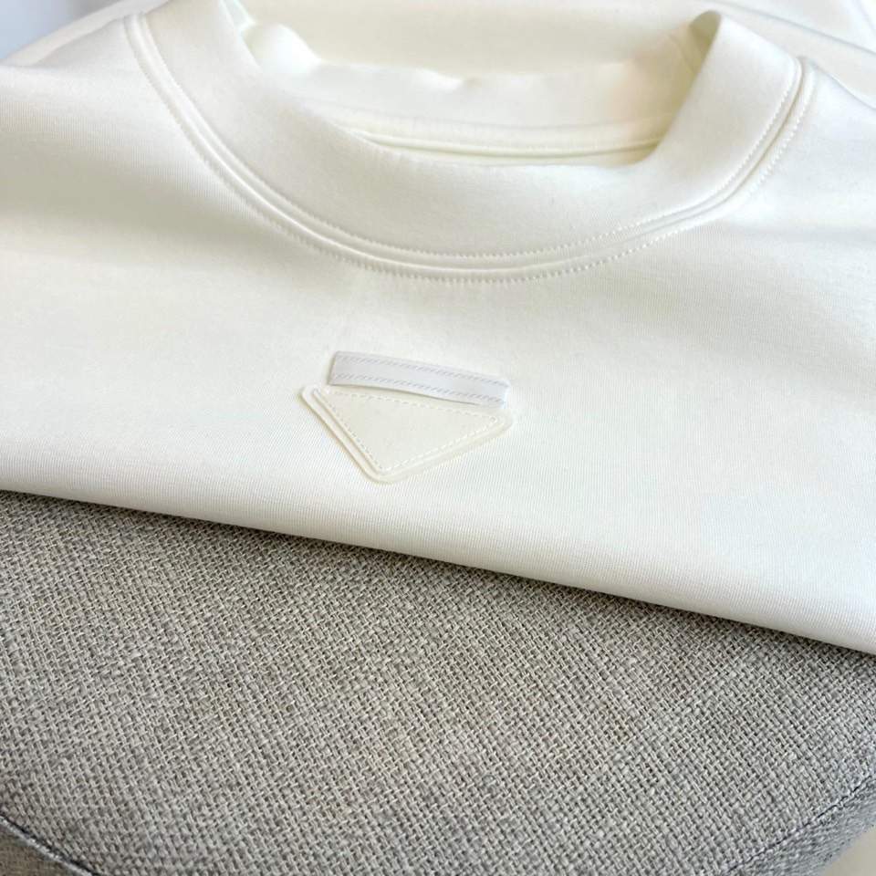 Prad普拉、普拉达2025秋冬新品莫代尔磨毛长袖上衣，以极简圆领设计诠释当代优雅风范。胸前点缀标志性倒