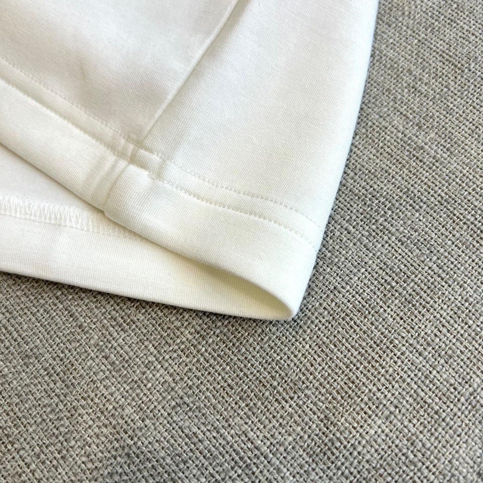 Prad普拉、普拉达2025秋冬新品莫代尔磨毛长袖上衣，以极简圆领设计诠释当代优雅风范。胸前点缀标志性倒