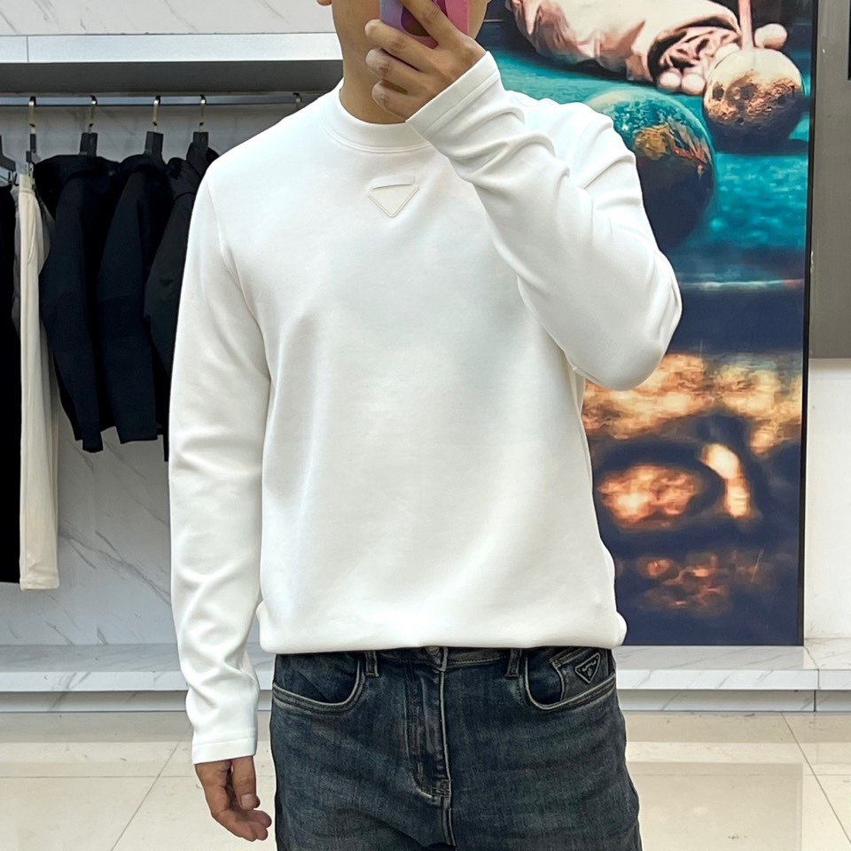 Prad普拉、普拉达2025秋冬新品莫代尔磨毛长袖上衣，以极简圆领设计诠释当代优雅风范。胸前点缀标志性倒