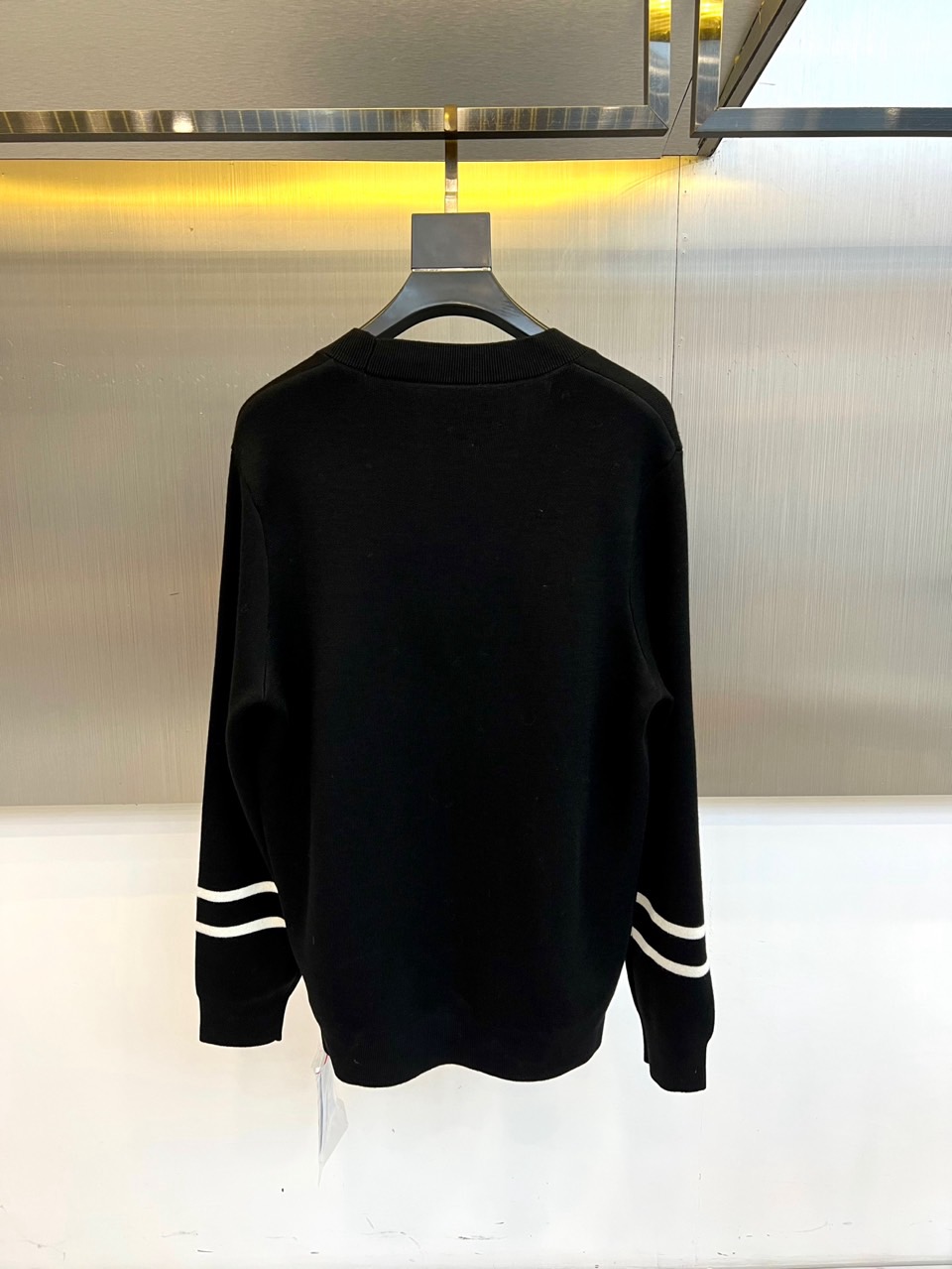 Dio迪奥、2025秋冬新品羊毛🐑针织开衫，以纯净色调演绎法式优雅。本品采用100%绵羊毛材质，通过精细