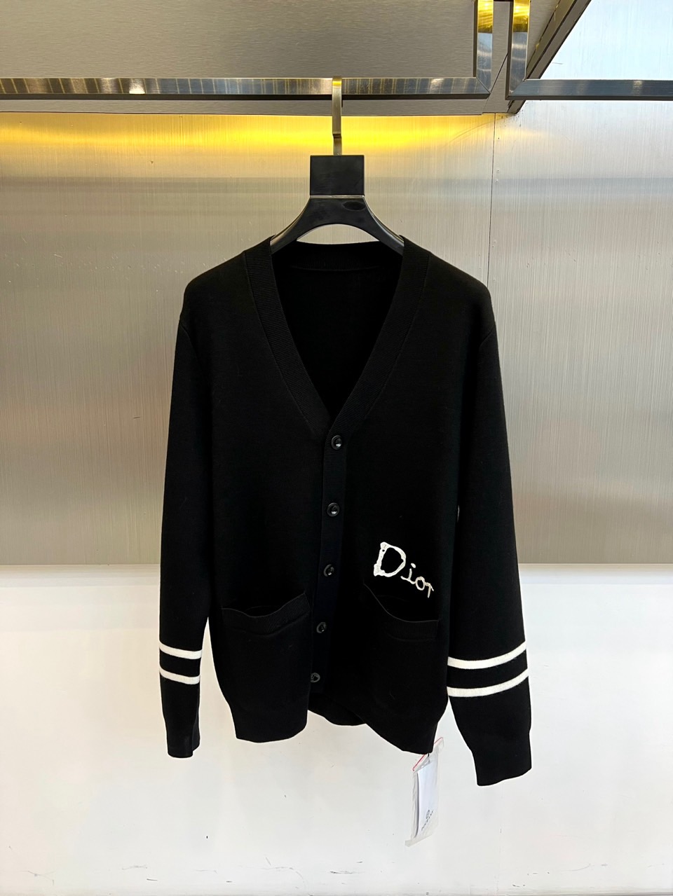 Dio迪奥、2025秋冬新品羊毛🐑针织开衫，以纯净色调演绎法式优雅。本品采用100%绵羊毛材质，通过精细