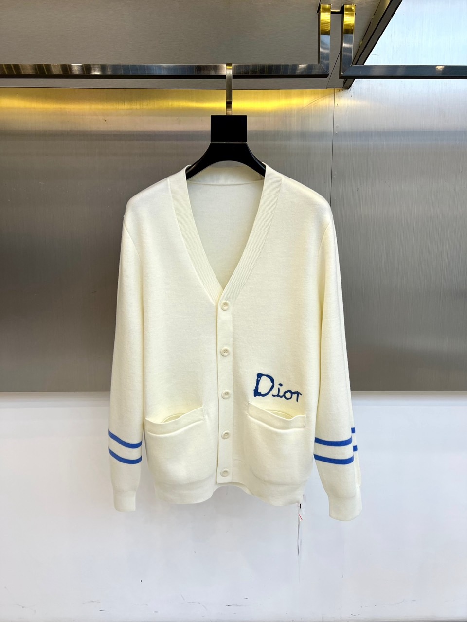 Dio迪奥、2025秋冬新品羊毛🐑针织开衫，以纯净色调演绎法式优雅。本品采用100%绵羊毛材质，通过精细