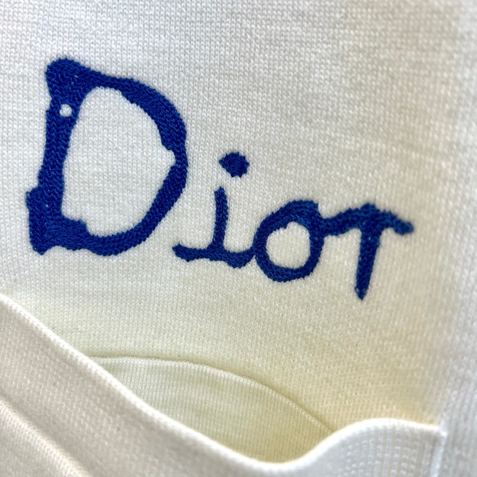 Dio迪奥、2025秋冬新品羊毛🐑针织开衫，以纯净色调演绎法式优雅。本品采用100%绵羊毛材质，通过精细