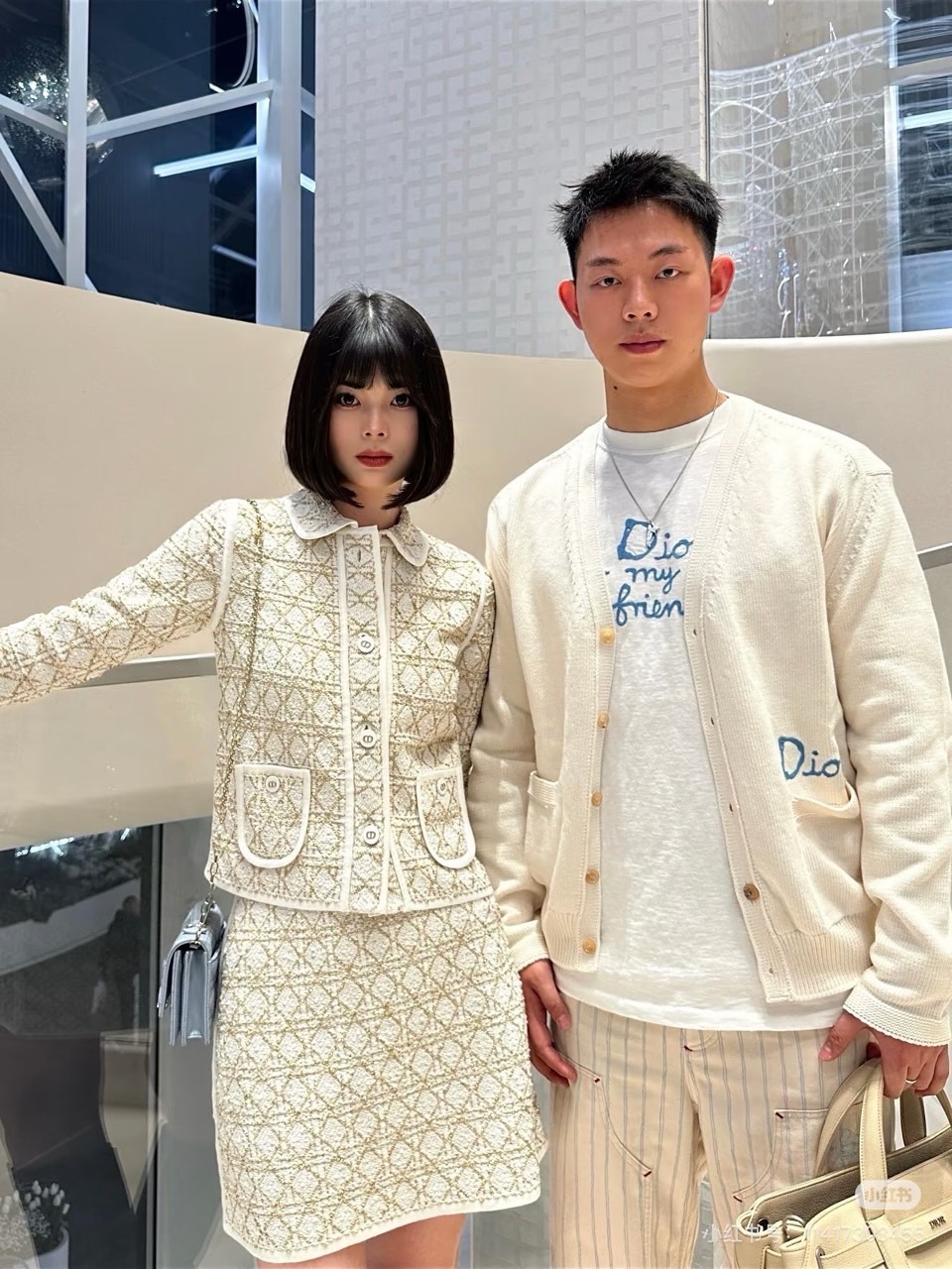 Dio迪奥、2025秋冬新品羊毛🐑针织开衫，以纯净色调演绎法式优雅。本品采用100%绵羊毛材质，通过精细