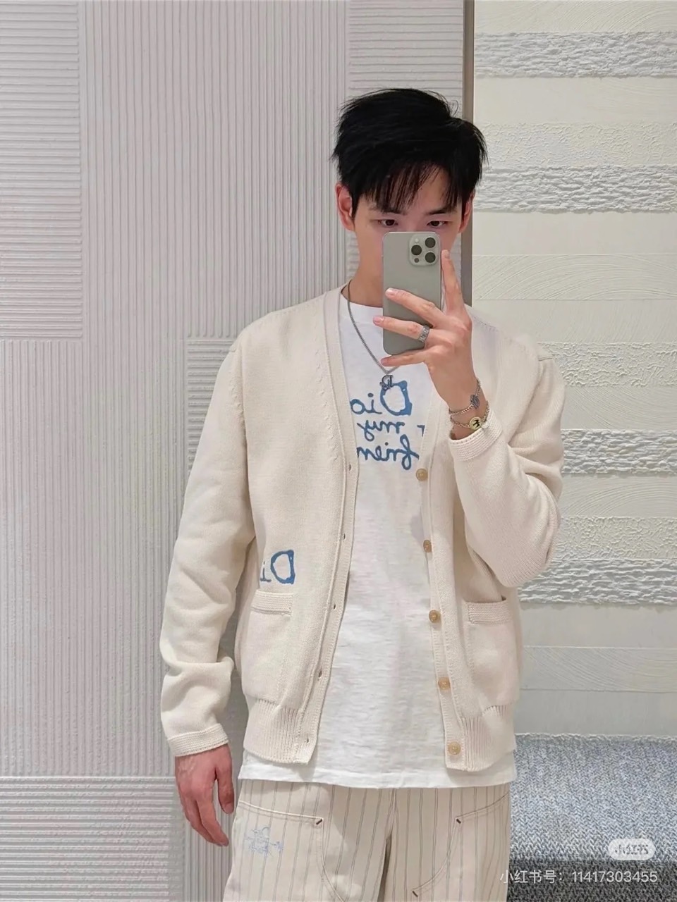 Dio迪奥、2025秋冬新品羊毛🐑针织开衫，以纯净色调演绎法式优雅。本品采用100%绵羊毛材质，通过精细