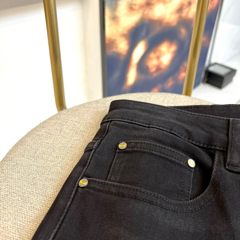 Fend芬迪、2025秋冬新品男士牛仔裤。“双F”图腾重塑男士牛仔美学！黑色水洗丹宁如深邃夜空，后袋满幅