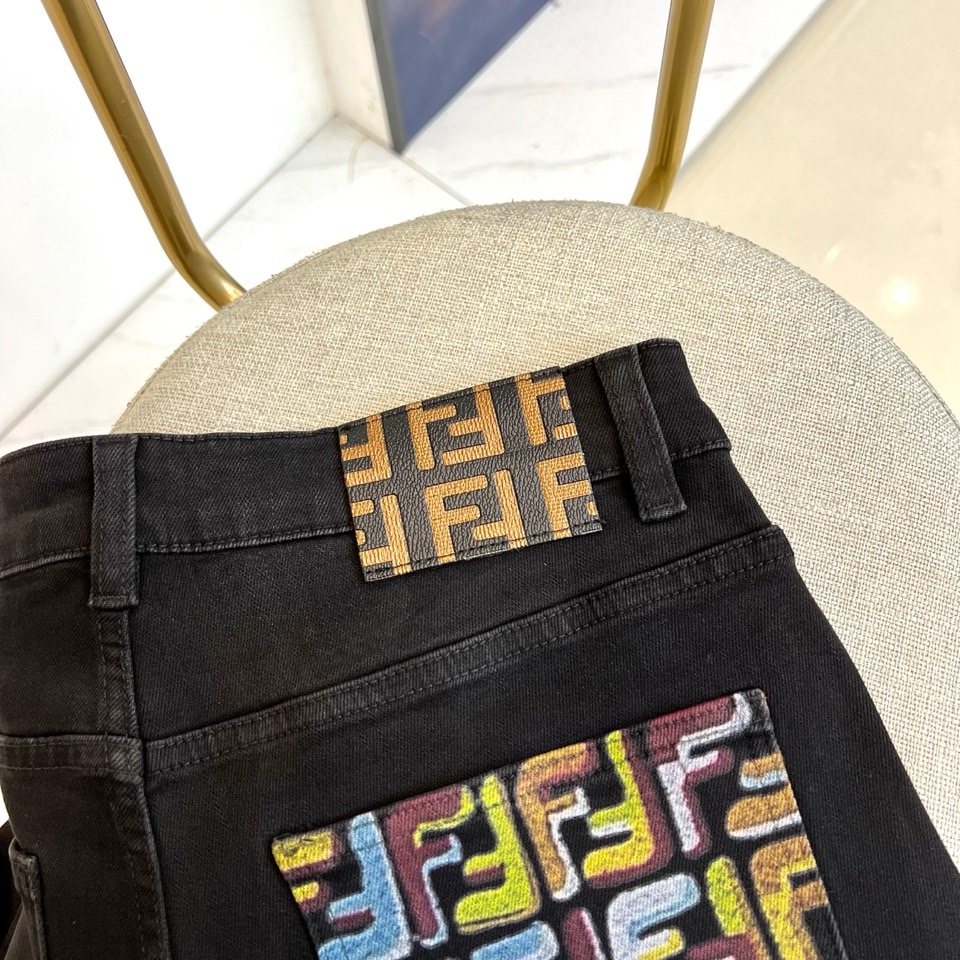 Fend芬迪、2025秋冬新品男士牛仔裤。“双F”图腾重塑男士牛仔美学！黑色水洗丹宁如深邃夜空，后袋满幅