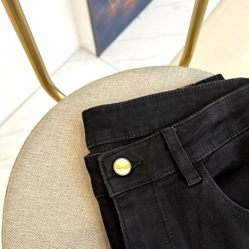 Fend芬迪、2025秋冬新品男士牛仔裤。“双F”图腾重塑男士牛仔美学！黑色水洗丹宁如深邃夜空，后袋满幅