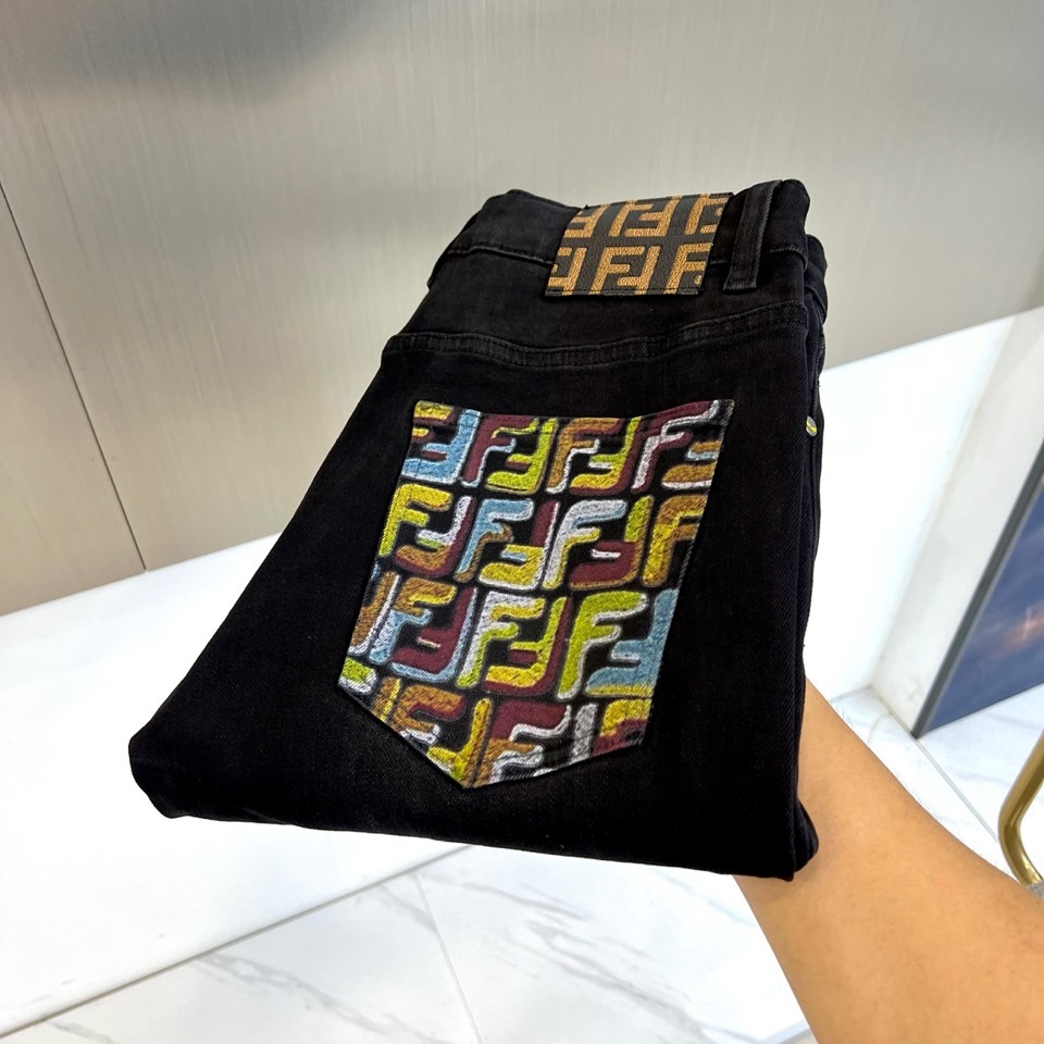 Fend芬迪、2025秋冬新品男士牛仔裤。“双F”图腾重塑男士牛仔美学！黑色水洗丹宁如深邃夜空，后袋满幅