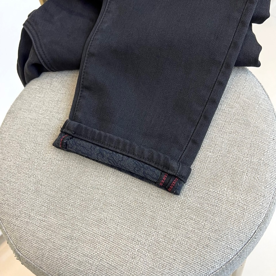 Bur巴宝莉、2025秋冬新品黑色牛仔裤，采用品牌标志性的修身剪裁与高品质棉质面料，呈现利落现代的都市轮