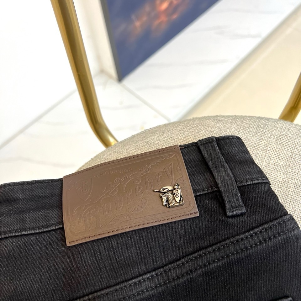 Bur巴宝莉、2025秋冬新品黑色牛仔裤，采用品牌标志性的修身剪裁与高品质棉质面料，呈现利落现代的都市轮