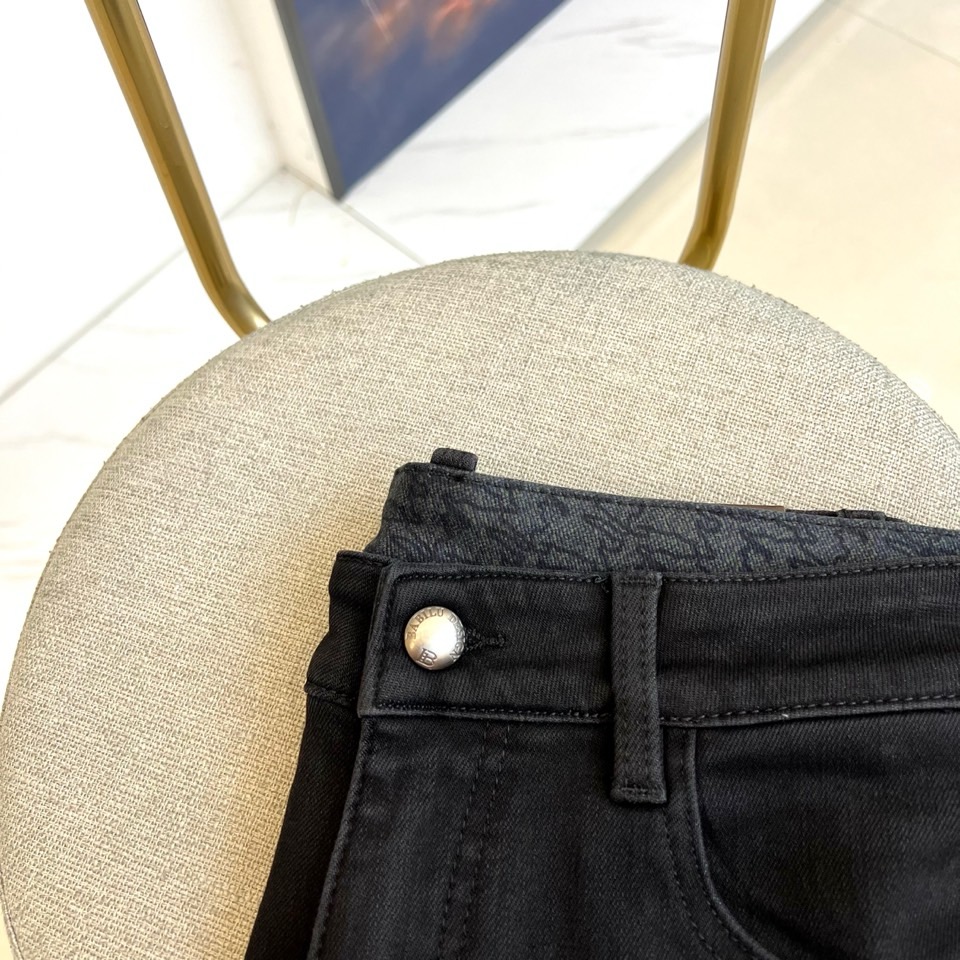 Bur巴宝莉、2025秋冬新品黑色牛仔裤，采用品牌标志性的修身剪裁与高品质棉质面料，呈现利落现代的都市轮