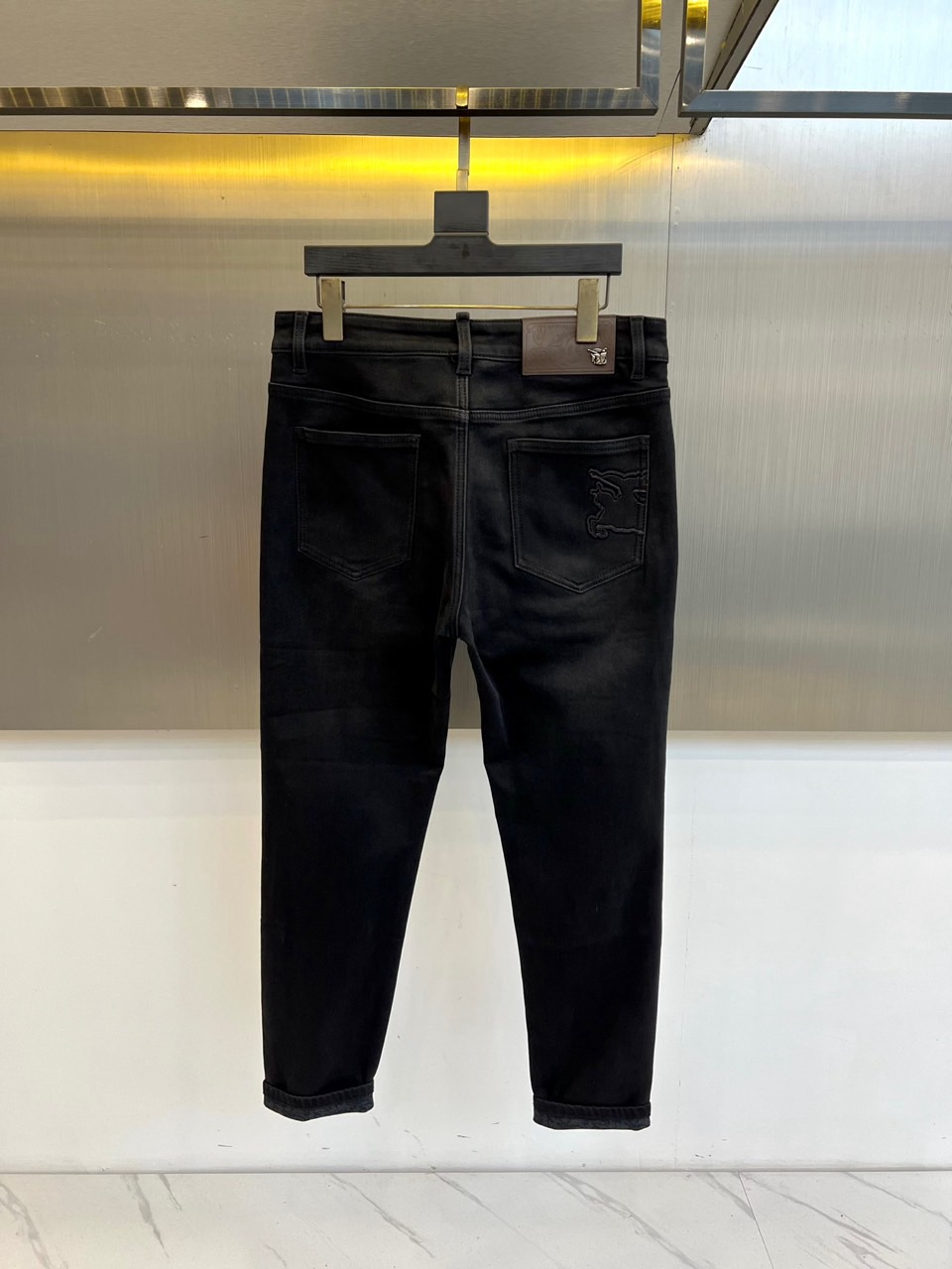 Bur巴宝莉、2025秋冬新品黑色牛仔裤，采用品牌标志性的修身剪裁与高品质棉质面料，呈现利落现代的都市轮
