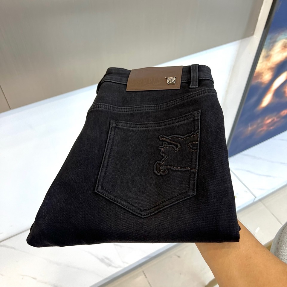 Bur巴宝莉、2025秋冬新品黑色牛仔裤，采用品牌标志性的修身剪裁与高品质棉质面料，呈现利落现代的都市轮