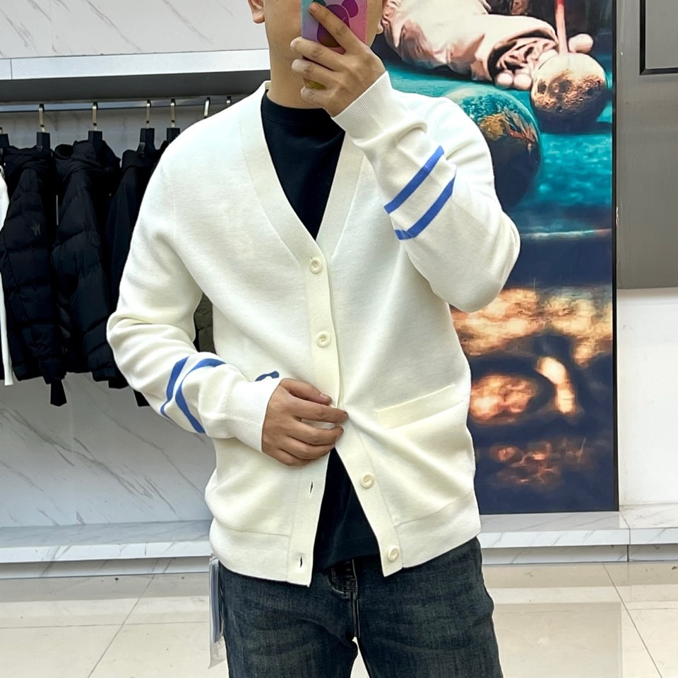 Dio迪奥、2025秋冬新品羊毛🐑针织开衫，以纯净色调演绎法式优雅。本品采用100%绵羊毛材质，通过精细