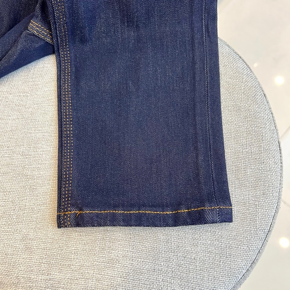 ARM阿玛尼、2025秋冬新品复古蓝色丹宁时尚水洗牛仔裤，丹宁牛仔裤属于衣橱的必备单品，属于日常混搭和造