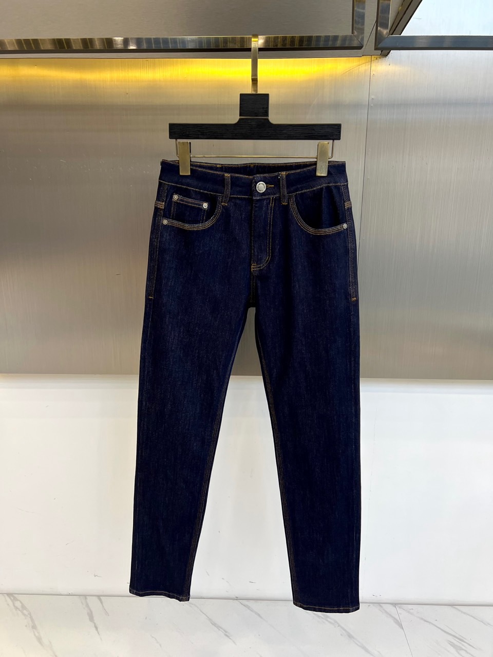 ARM阿玛尼、2025秋冬新品复古蓝色丹宁时尚水洗牛仔裤，丹宁牛仔裤属于衣橱的必备单品，属于日常混搭和造