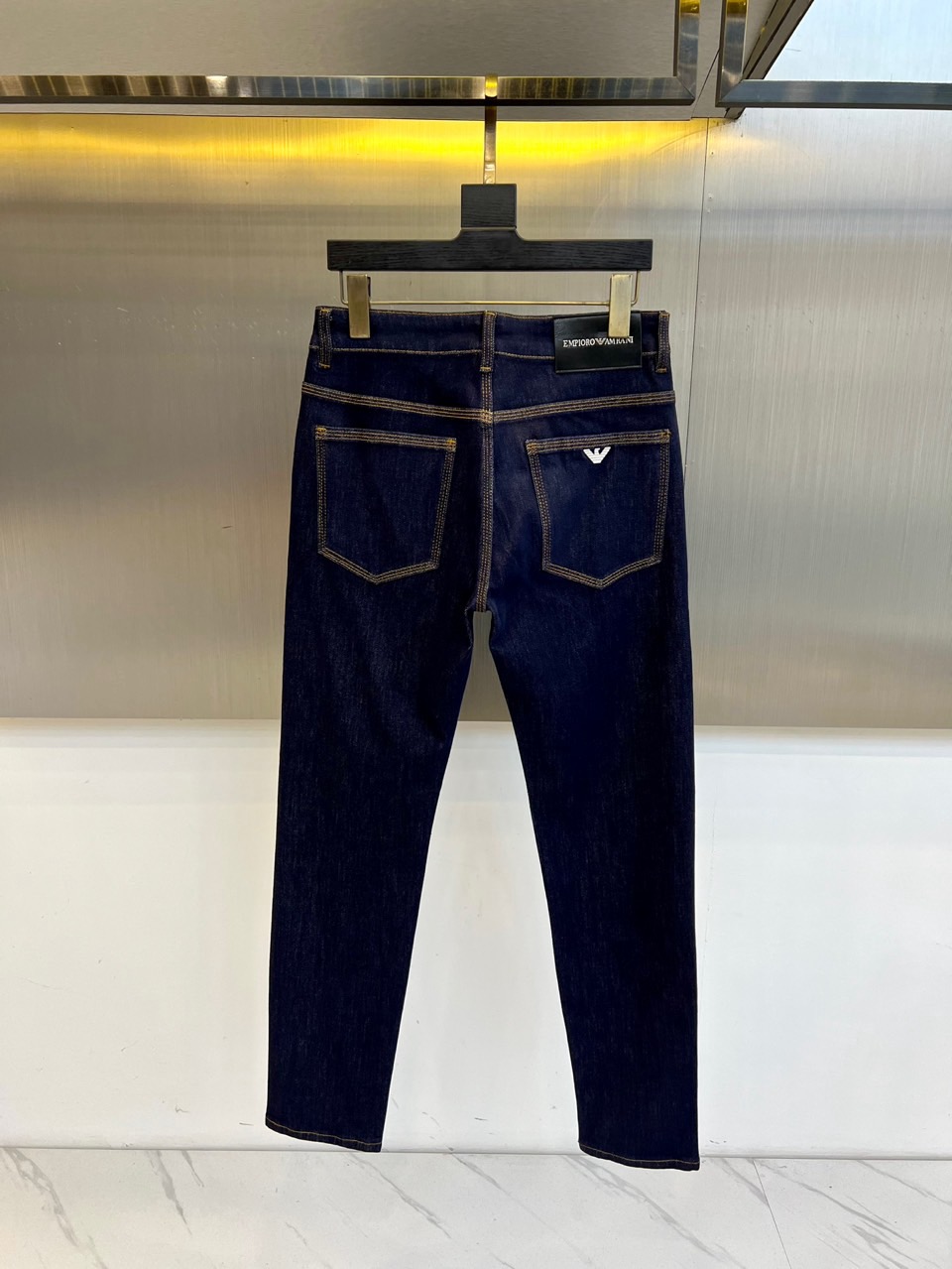 ARM阿玛尼、2025秋冬新品复古蓝色丹宁时尚水洗牛仔裤，丹宁牛仔裤属于衣橱的必备单品，属于日常混搭和造