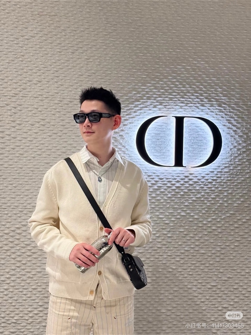 Dio迪奥、2025秋冬新品羊毛🐑针织开衫，以纯净色调演绎法式优雅。本品采用100%绵羊毛材质，通过精细