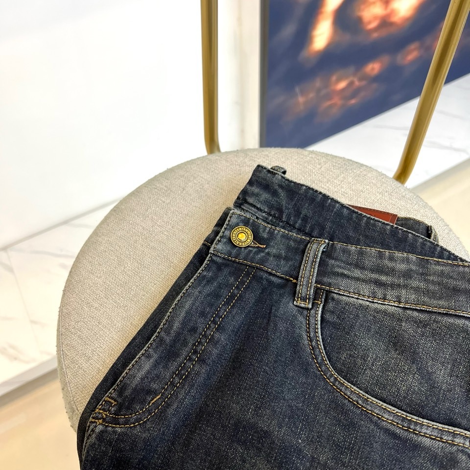 Bur巴宝莉、2025秋冬新品深蓝色牛仔裤，采用高品质棉质面料打造挺括有型的修身剪裁。后袋饰有品牌标志性