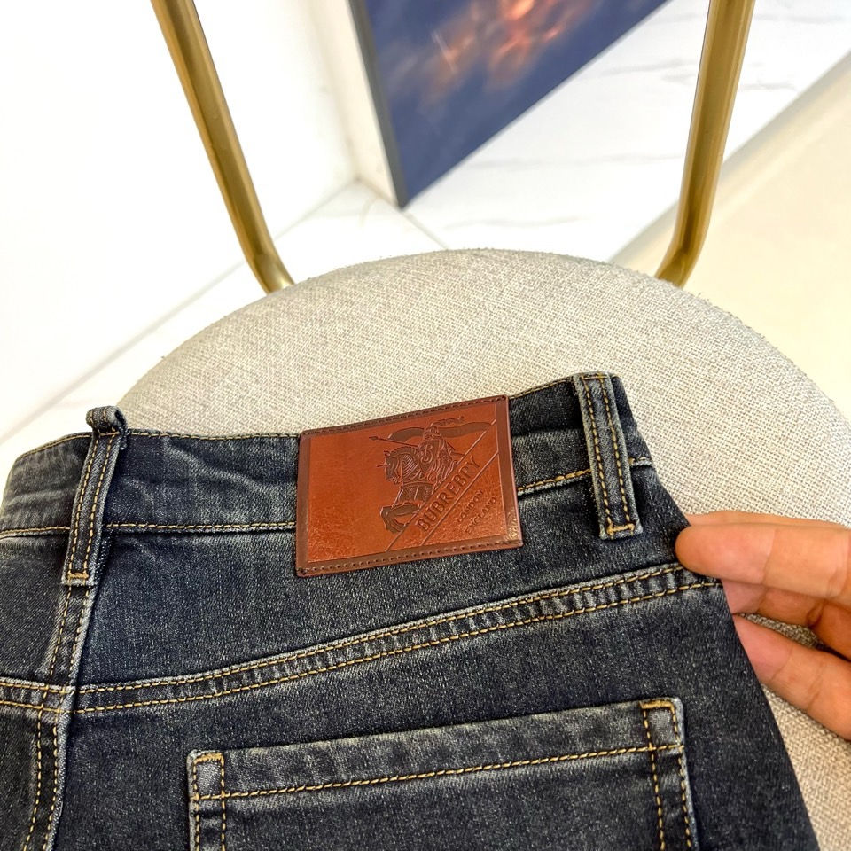 Bur巴宝莉、2025秋冬新品深蓝色牛仔裤，采用高品质棉质面料打造挺括有型的修身剪裁。后袋饰有品牌标志性