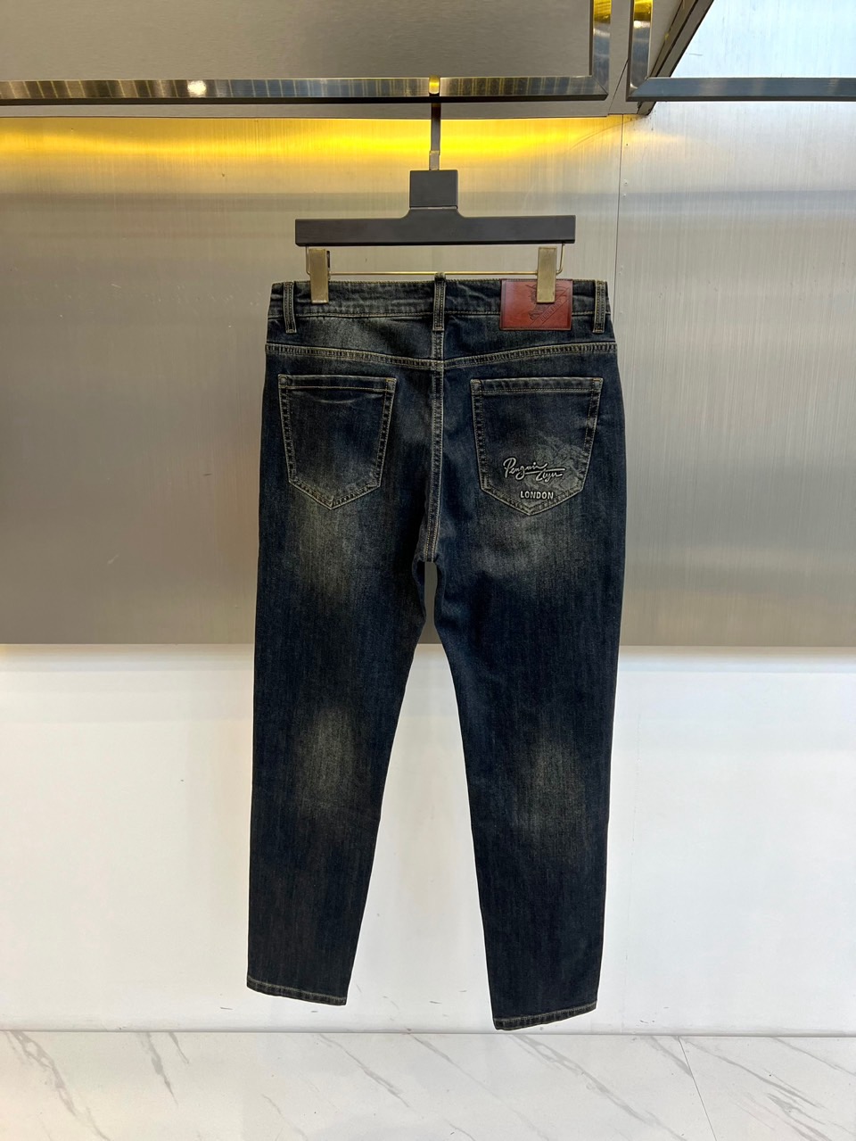 Bur巴宝莉、2025秋冬新品深蓝色牛仔裤，采用高品质棉质面料打造挺括有型的修身剪裁。后袋饰有品牌标志性