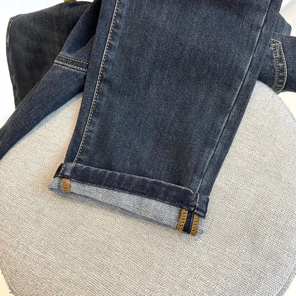 Bur巴宝莉、2025秋冬新品深蓝色牛仔裤，采用高品质棉质面料打造挺括有型的修身剪裁。后袋饰有品牌标志性