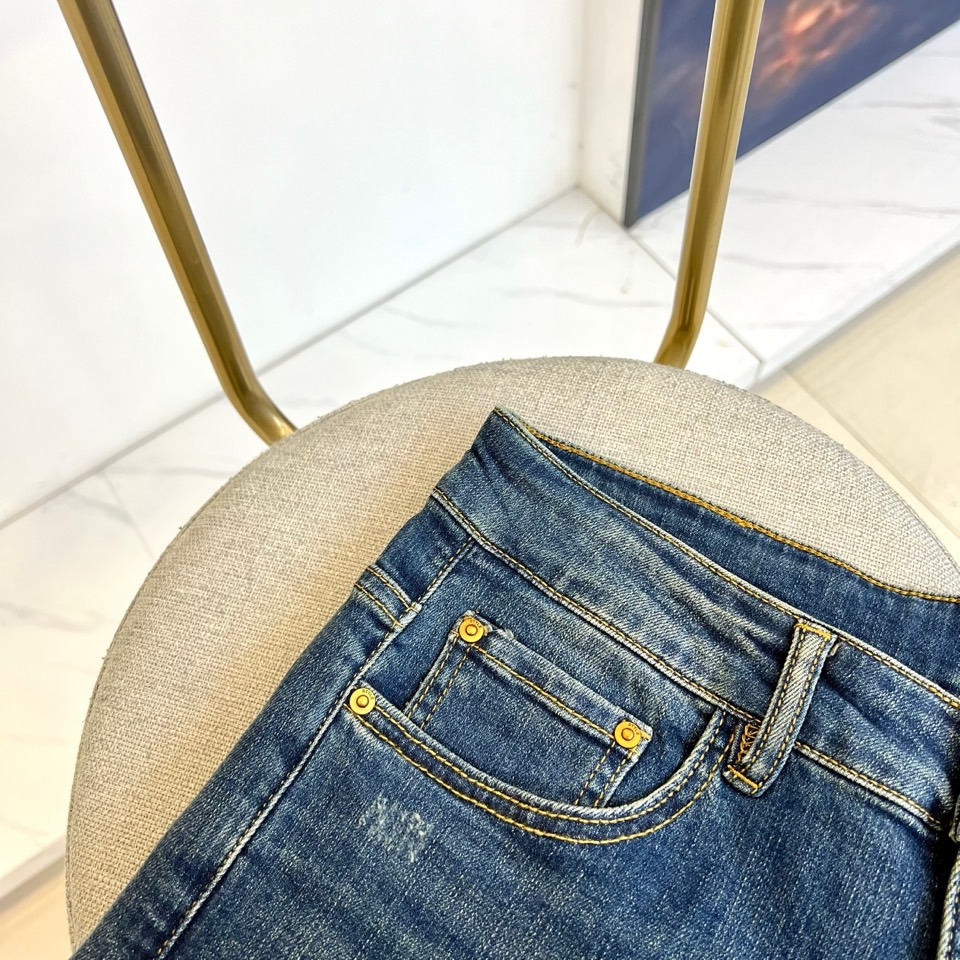 VT华伦天奴、2025秋冬新品深蓝色牛仔裤，以经典丹宁重塑现代奢华美学。后袋上方装饰标志性棕色菱格纹皮革