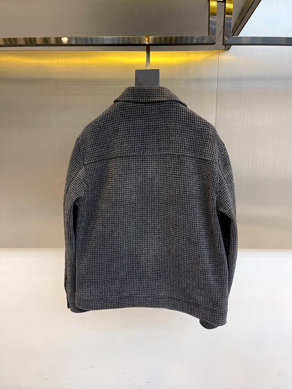 Loro Piana诺悠翩雅、千鸟格纹夹克。经典千鸟格的现代诠释，精选82%埃及棉+18%天丝混纺面料，