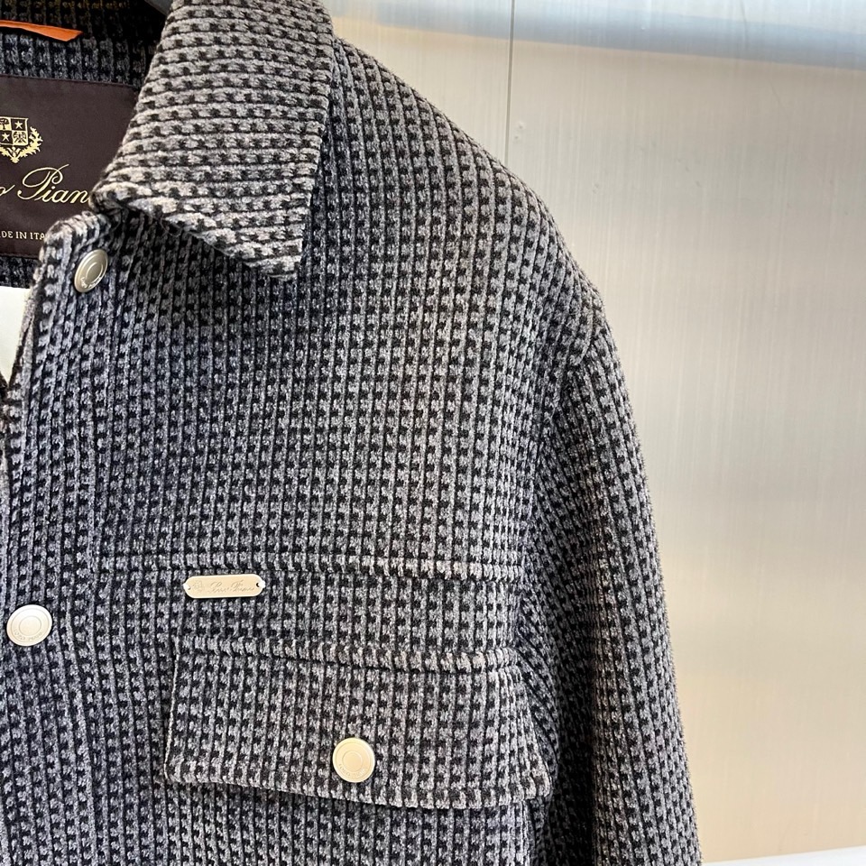 Loro Piana诺悠翩雅、千鸟格纹夹克。经典千鸟格的现代诠释，精选82%埃及棉+18%天丝混纺面料，
