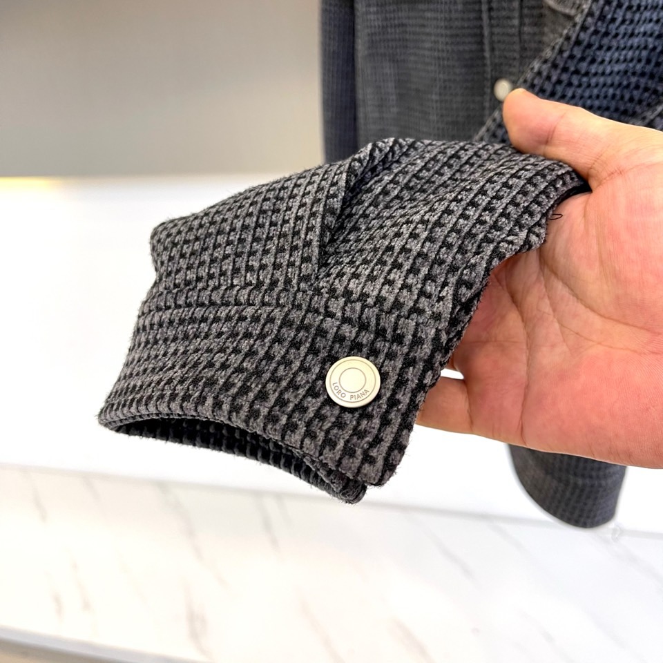 Loro Piana诺悠翩雅、千鸟格纹夹克。经典千鸟格的现代诠释，精选82%埃及棉+18%天丝混纺面料，