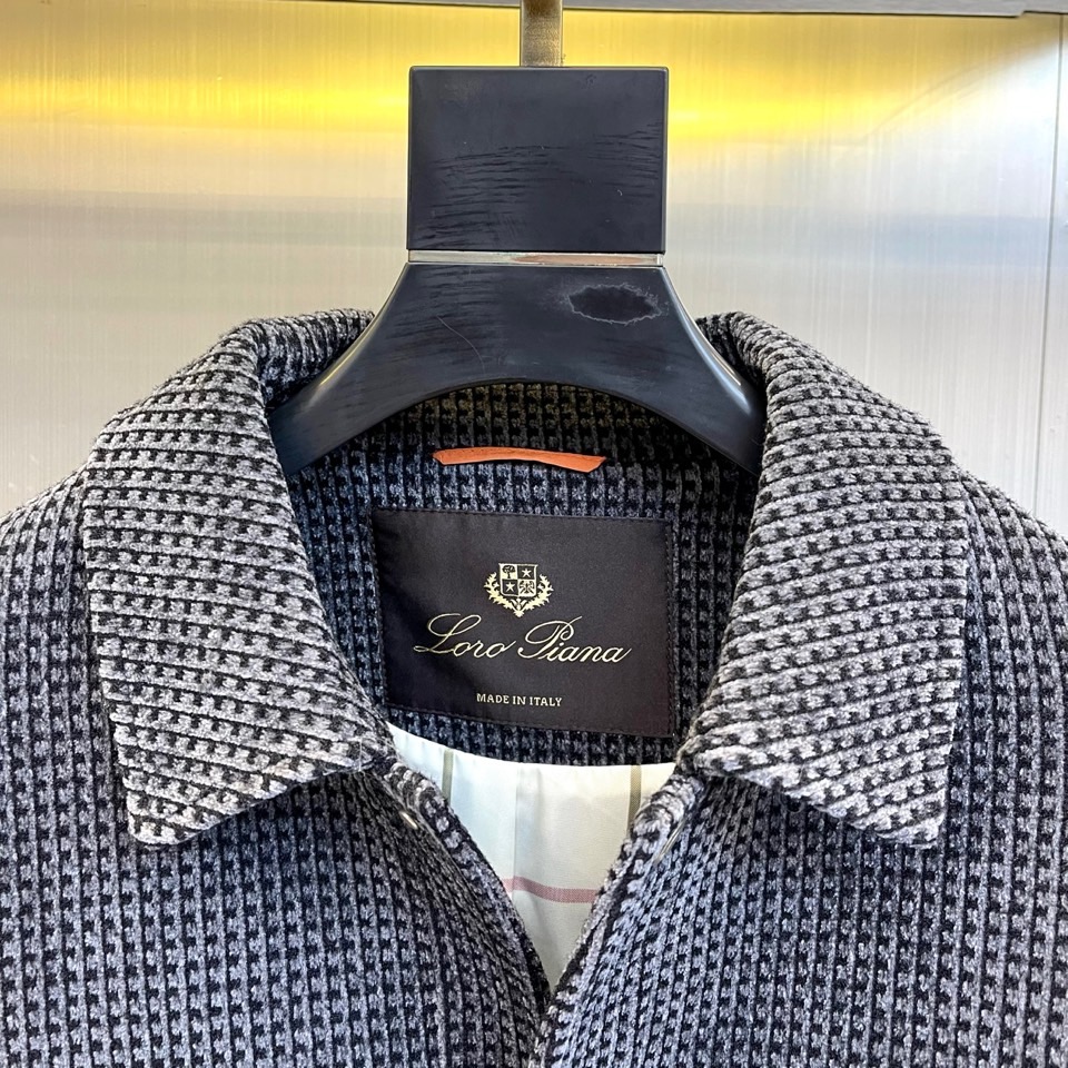 Loro Piana诺悠翩雅、千鸟格纹夹克。经典千鸟格的现代诠释，精选82%埃及棉+18%天丝混纺面料，
