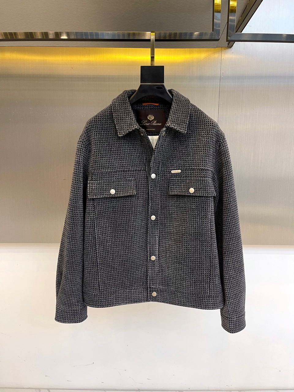 Loro Piana诺悠翩雅、千鸟格纹夹克。经典千鸟格的现代诠释，精选82%埃及棉+18%天丝混纺面料，